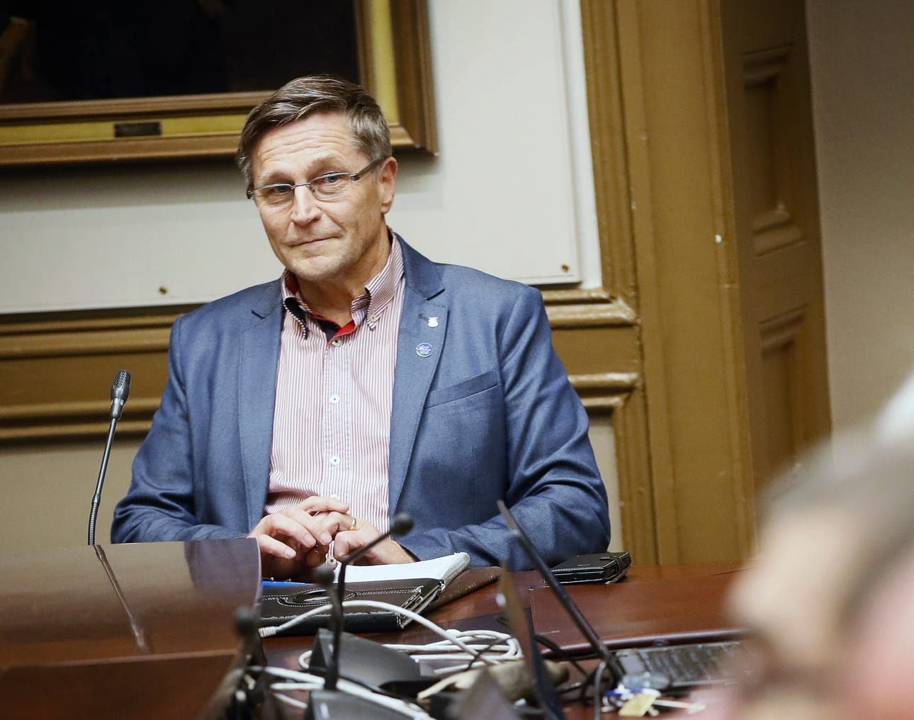 Jukka Kolmonen johtaa luottamuspaikkoja koskevia neuvotteluja.