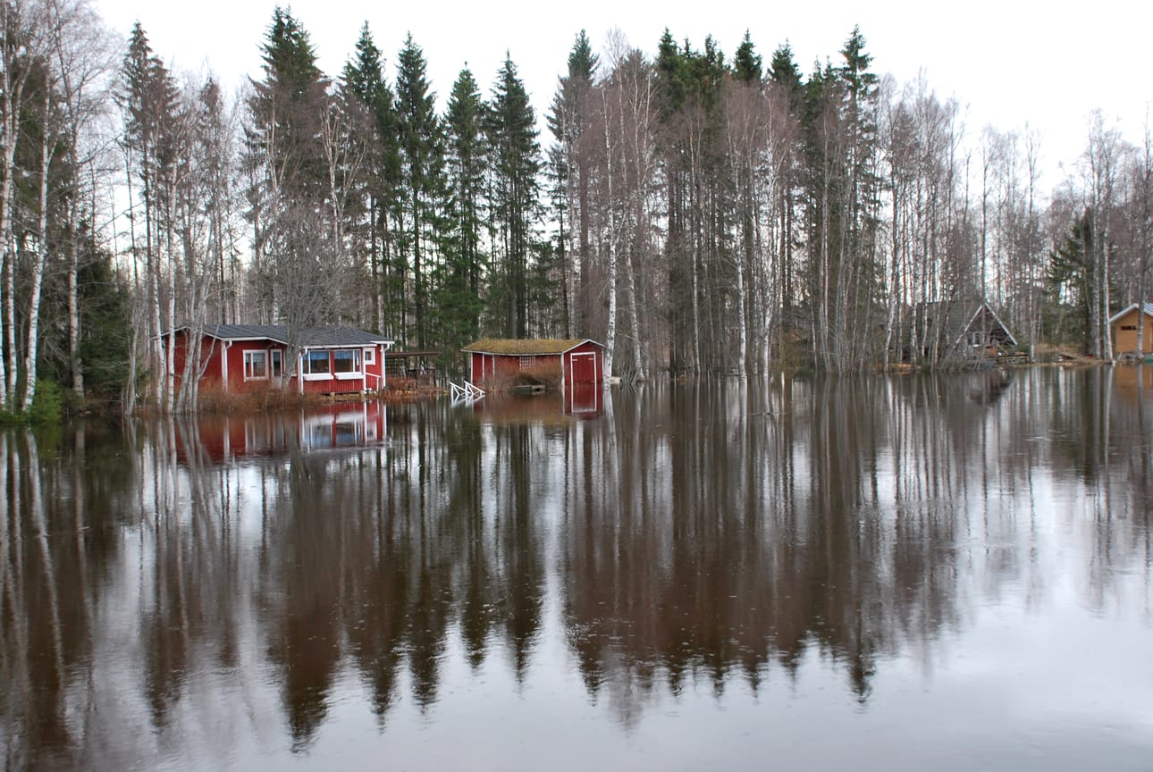 Pukkisillalta Kuortaneen Haavistontiellä otetusta kuvasta näkyy, että vesi on alkanut nousta rantamökkien pihoille.