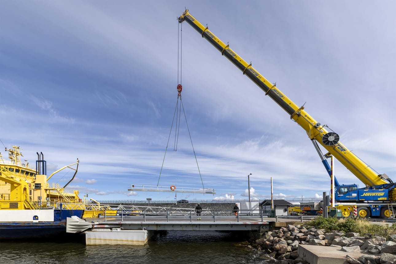Merisillan laiturirakenteiden purku oli keskiviikkona täydessä vauhdissa.