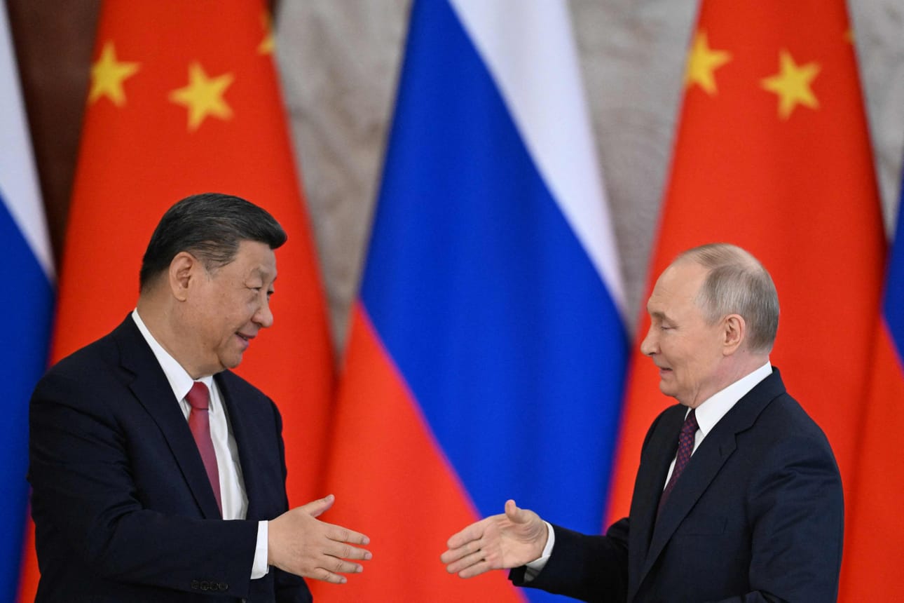 Venäjän presidentti Vladimir Putin (oik.) ja Kiinan presidentti Xi Jinping (vas.) ovat tuominneet Israelin iskut Iraniin. LEHTIKUVA/AFP
