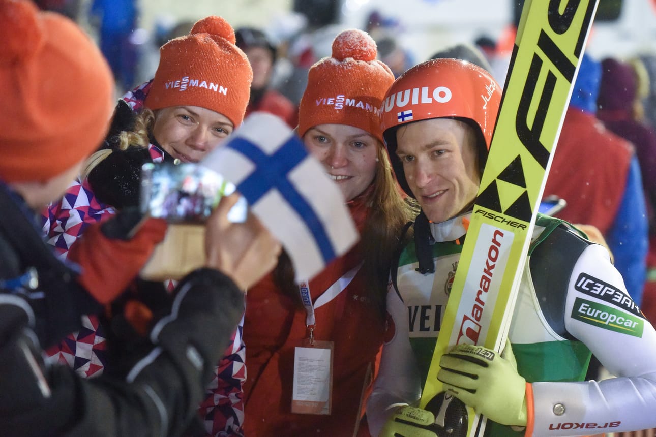 Ville Larinto pääsi kannattajien ikuistamaksi. Perjantaina karisutunut Larinto avasi lauantain kisassa pistetilinsä tämän kauden maailmancupissa.