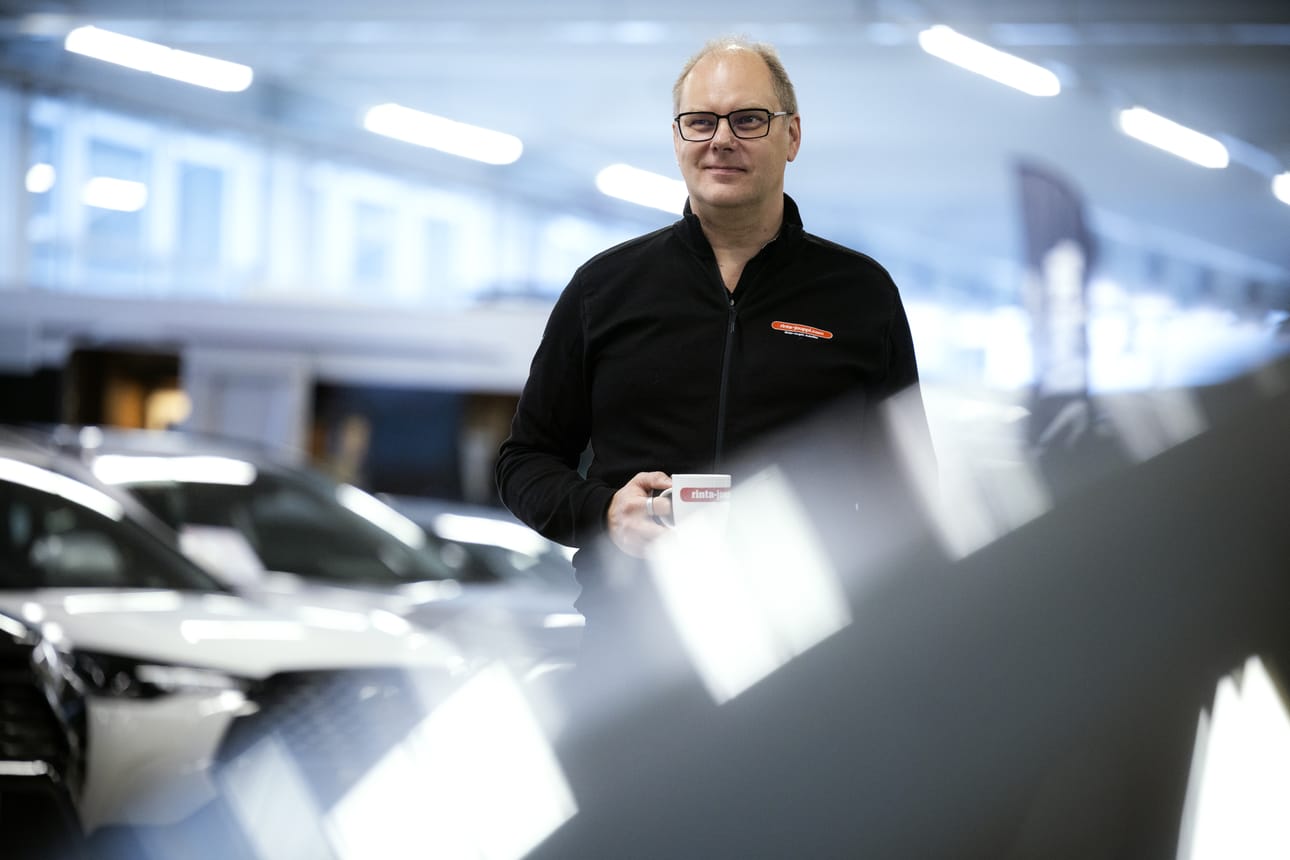 Sami Kankaanpää ennakoi Rinta-Joupin Autoliikkeen myyvän tänä vuonna enemmän käytettyjä sähköautoja kuin ladattavia hybridejä.