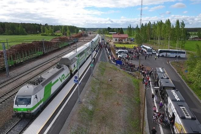 Ensi maanantaina kesän ensimmäinen juna Helsingistä pysähtyy Härmän asemalla kello 9.37. Kuva on viime vuodelta.