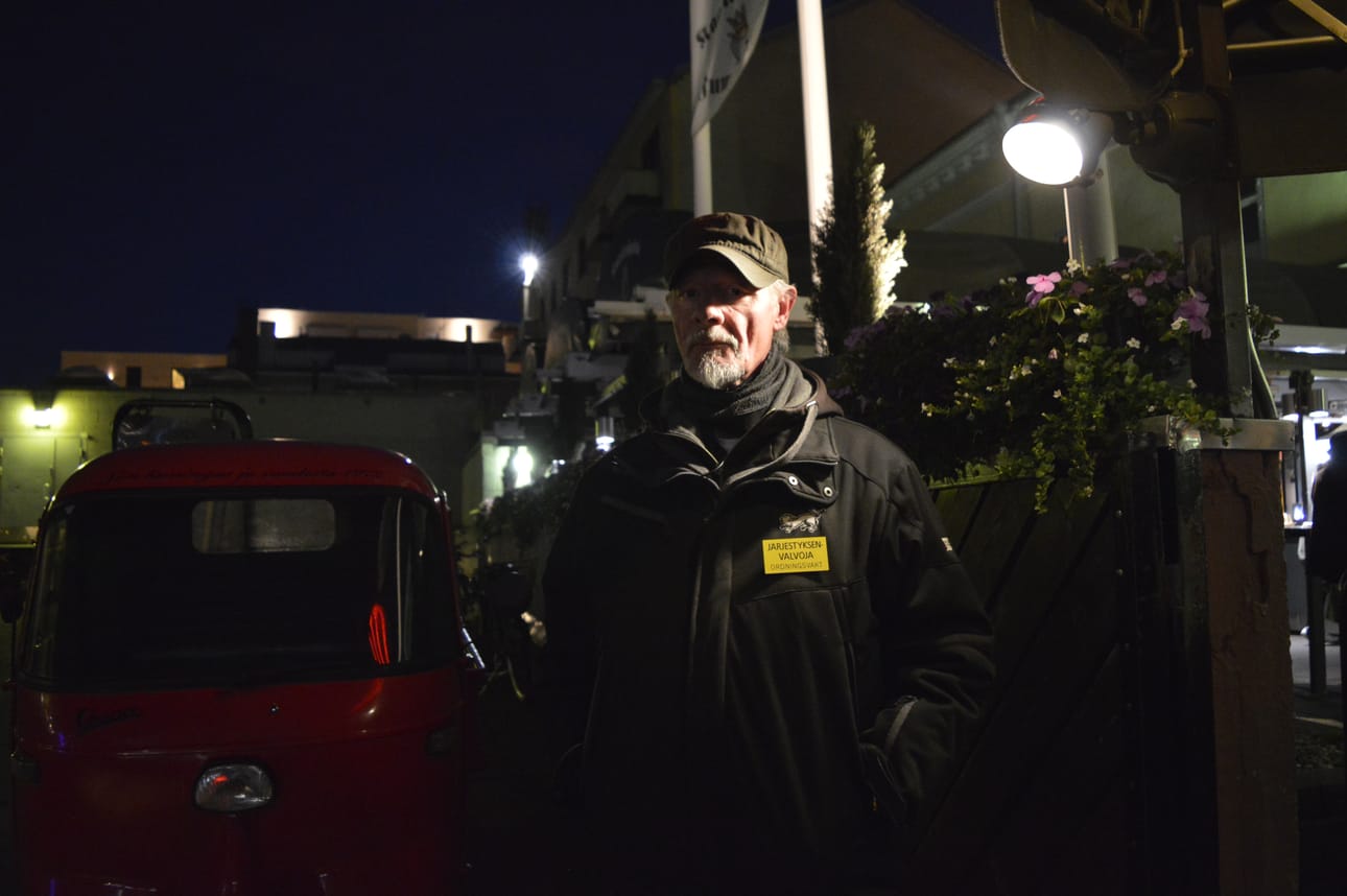Maineikas oululainen ovimies Kari "Mälli" Mäläskä tekee lokakuun lopussa viimeisen yövuoronsa Jumpru Pubin portilla.