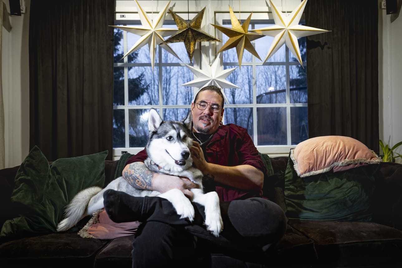 Antti Railion vuoteen on mahtunut paljon, ja karisseet kilot ovat tuoneet uutta virtaa. Sylissä perheen koira Kira.