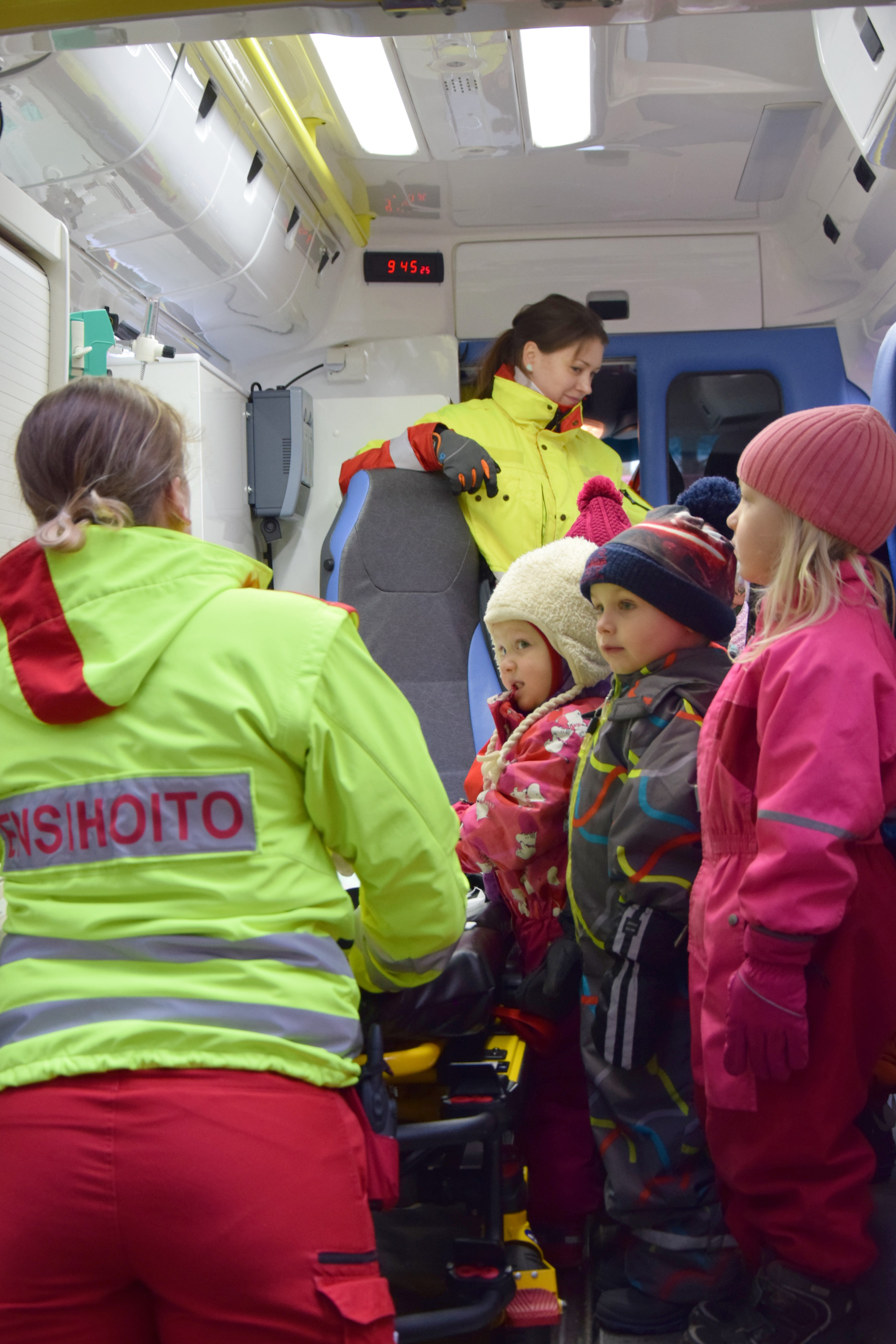 Moni lapsista ei ollut ikinä ennen käynyt ambulanssin sisällä. Se ei näyttänyt pelottavalta, lapset tuumivat.