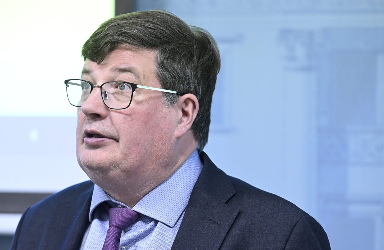 Hallitus esitti viime viikolla työntekijöiden yhdistyksille lakisääteistä velvollisuutta huolehtia siitä, ettei työtaistelulla vaaranneta henkeä ja terveyttä, työnantajan omaisuutta tai ympäristöä. Lakiesityksen esitteli eduskunnalle työministeri Arto Satonen (kok.). LEHTIKUVA / Heikki Saukkomaa