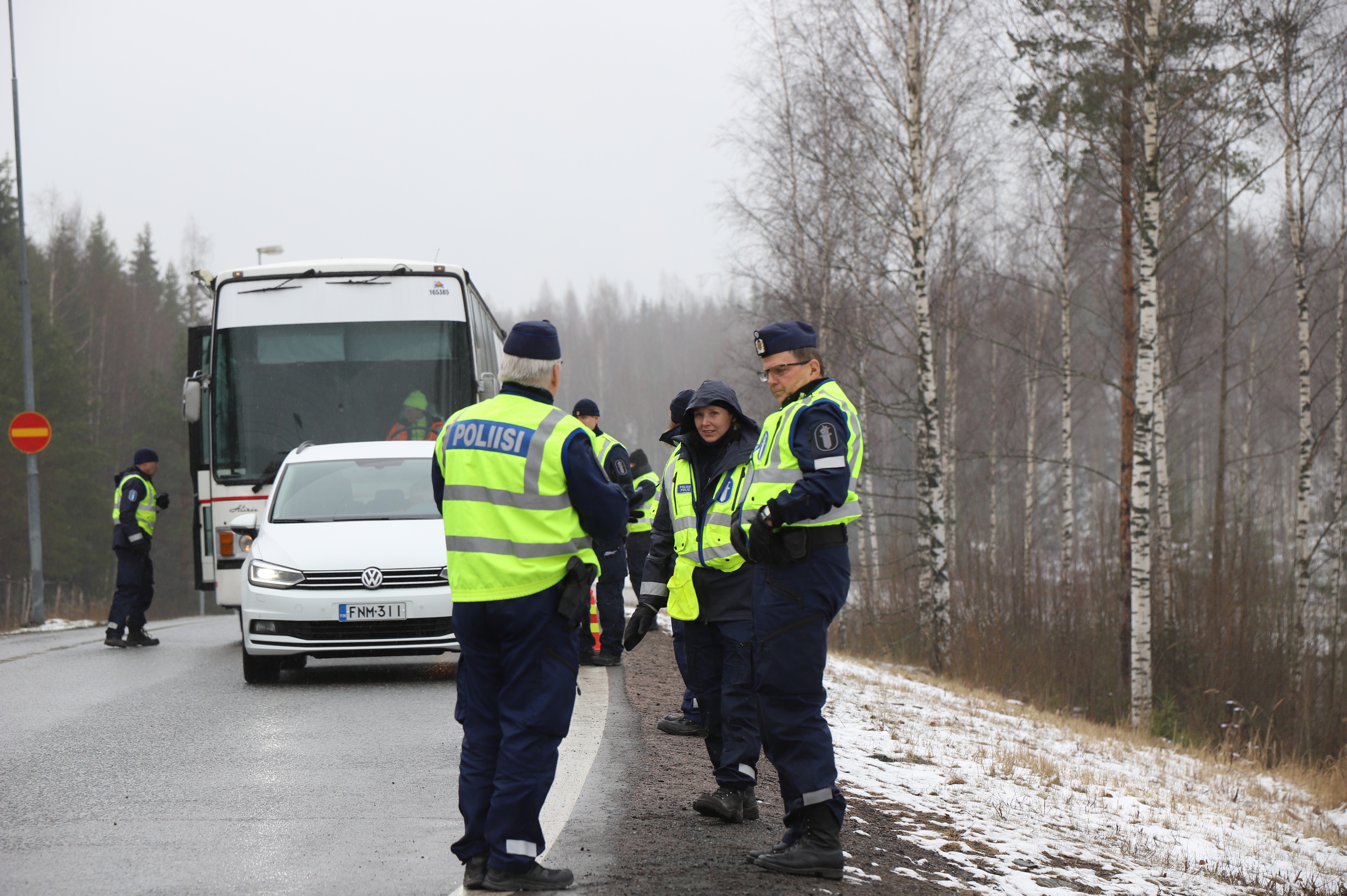 Poliisi valmistautui tiesulkujen purkamiseen Uudenmaan maakunnan rajoilta keskiviikkona.