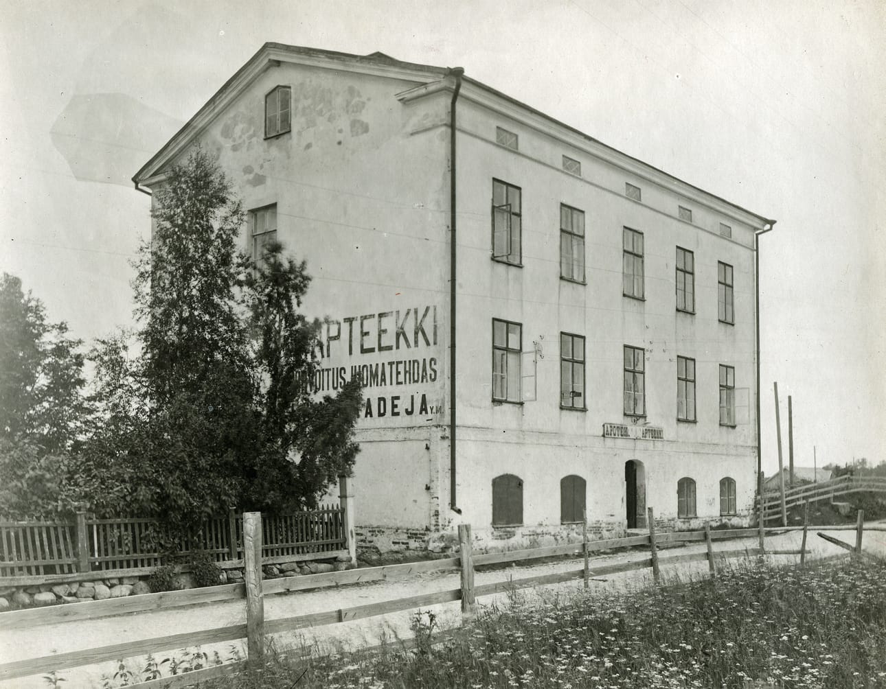 Vuosina 1865–1931 Wasastjernan talossa toimivat virvoitusjuomatehdas ja apteekki. Kuva on vuodelta 1924. Arkistokuva.