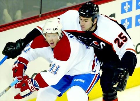 Karhun rutistus. Philadelphian kapteeni Keith Primeau koittaa roikkua mukana vikkeläkinttuisen Koivun vauhdissa.