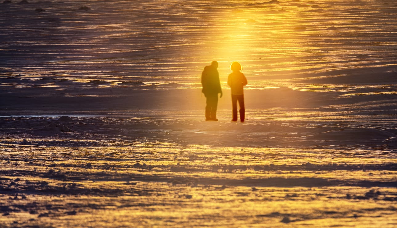 Myrsky ei aivan yltänyt tänne, mutta tuulee ja on kylmää. Nallikari myrskyn jälkeen.