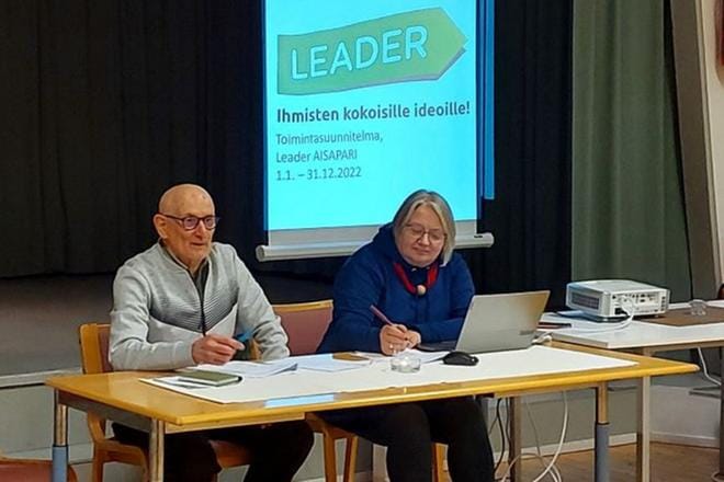 Aisaparin syyskokouksen puheenjohtajana toimi Paavo Lakaniemi ja sihteerinä Aisaparin toiminnanjohtaja Mervi Niemi-Huhdanpää. KUVA: AISAPARI