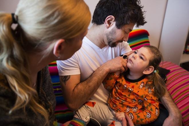 Pahat epilepsiakohtaukset kuuluvat sairauteen. Nora tykkää olla sylissä ja siinä hän rentoutuu. – Nora on meidän sylivauvamme, sanovat äiti Anne Kaasalainen ja isä Mido Taha. KUVAT: MINNA ANTILA
