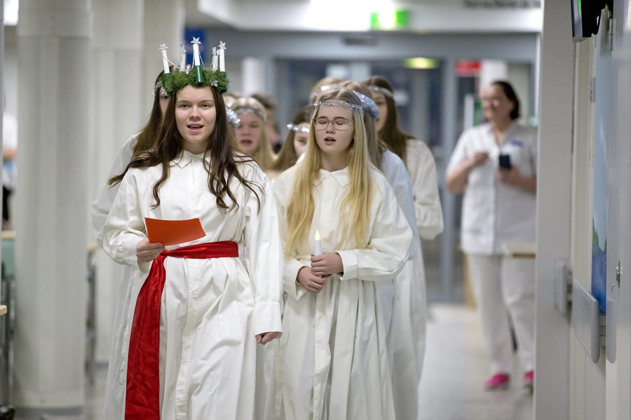 Lucia-kulkue pysäyttää ja liikuttaa. Kontrasti sairaalan arkipäivän ja taivaallisten valontuojien välillä on hämmentävän suuri.