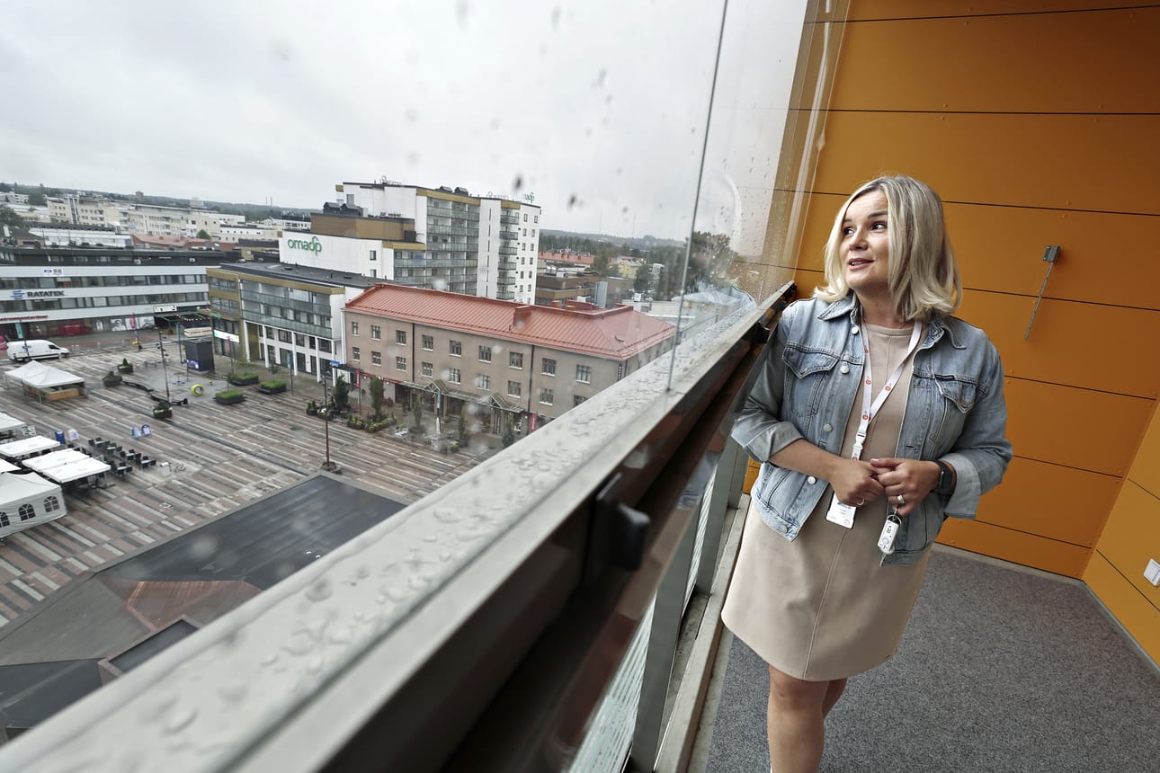 Vuokranantajille ja vuokravälittäjille, kuten OP Kodin Anna Saarelalle, kuumentunut vuokramarkkinatilanne tuo asiakkaita. Kolikon toinen puoli on, ettei sopivan kokoisia ja hintaisia vuokra-asuntoja riitä opiskelijoille.