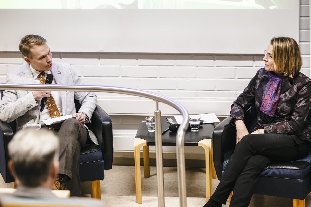 Kaupunginjohtajaehdokkaita haastatteli kaupunginvaltuuston puheenjohtaja Eemeli Kajula. Nykyinen kaupunginjohtaja Ulla-Kirsikka Vainio tuli määräaikaiseen virkaan viitisen vuotta sitten. – Lupasin silloin hoitaa kaupungin taloutta, ja se on nyt aika hyvällä mallilla, mutta paljon muita asioita on kesken, hän sanoi.