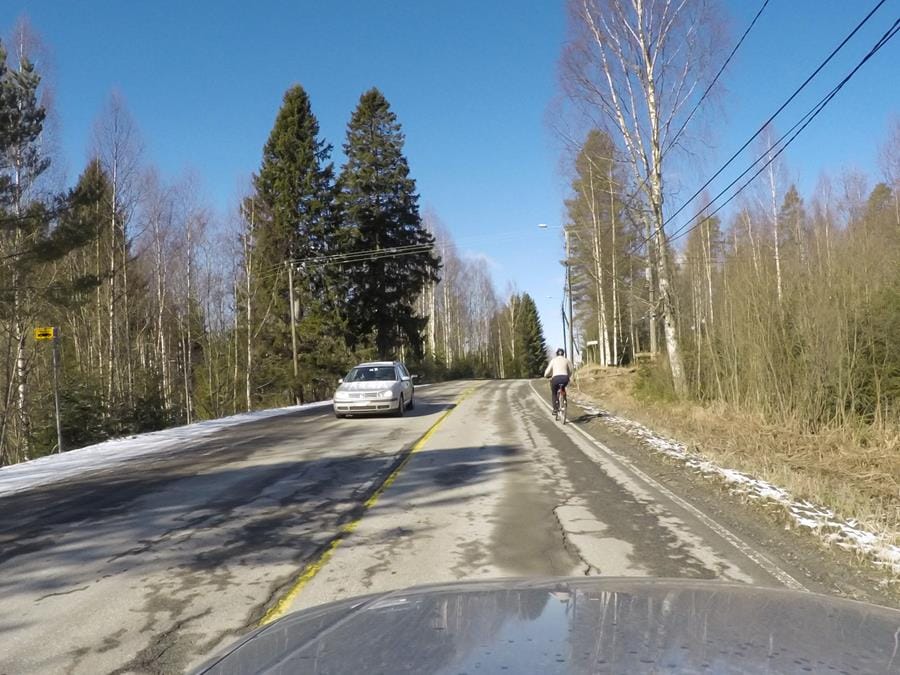 Jos ohitusta ei voi tehdä turvallisesti, on jäätävä ajamaan pyöräilijän taakse riittävän etäälle.