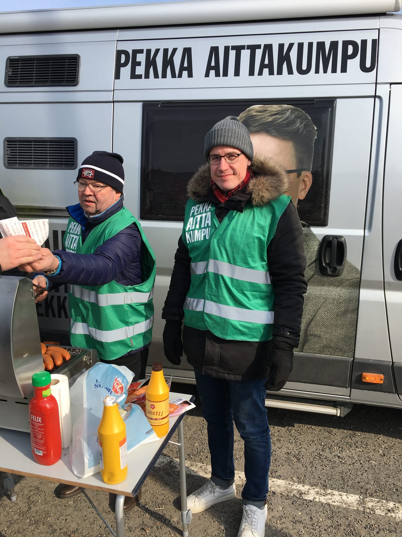 Pekka Aittakumpu ja Jouko Korkiakoski makkaran paistossa Kaijonharjun K-Supermarketin pihamaalla.