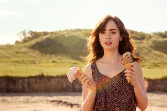 Välittömän oloinen Lily Collins on Rosie, toinen lapsuudenystävistä, joista romanttinen komedia Sateenkaaren tuolla puolen kertoo. KUVA: Yle Kuvapalvelu