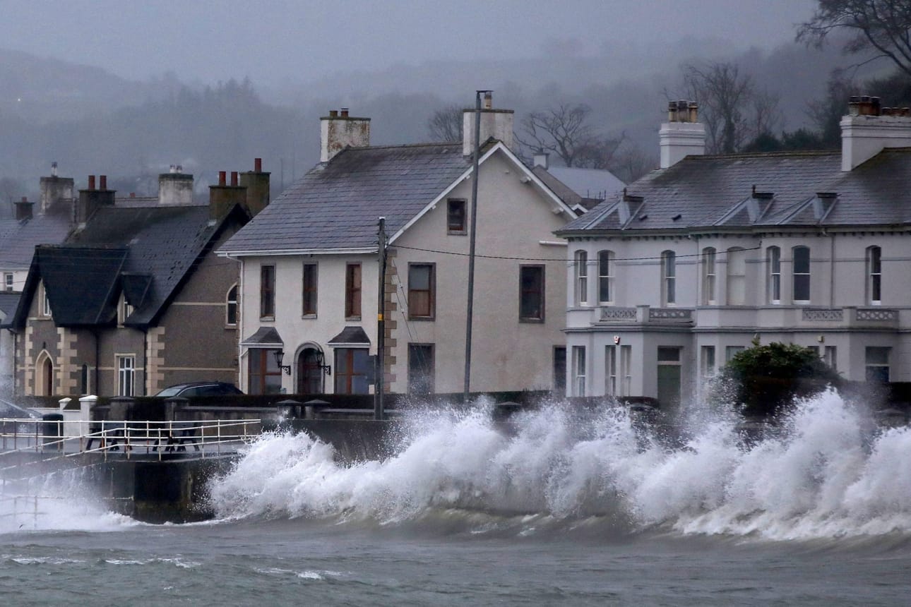 Irlannissa on voimassa korkeimman tason punainen myrskyvaroitus. Kuva Carnloughista Pohjois-Irlannista. LEHTIKUVA/AFP