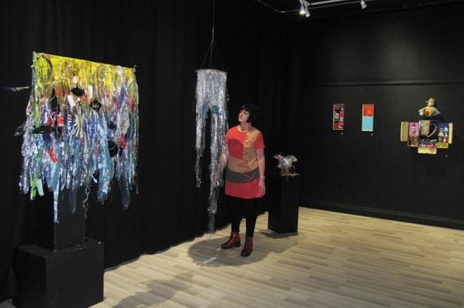 Susanna Paavola-Lehtinen on koordinoinut Black Wall Galleryyn Rakkaudesta muoviin -näyttelyn. Kuva: Pia Timberg