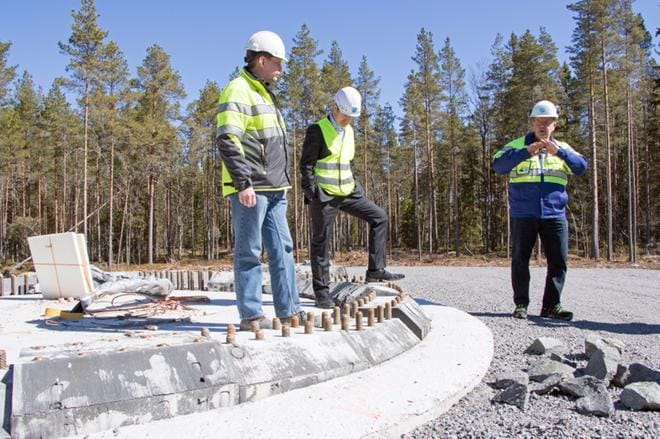 Rakennuttamispäällikkö Anssi Koski, EPV Tuulivoiman toimitusjohtaja Frans Liski ja työmaapäällikkö Harri Rantakivi puntaroivat tyytyväisinä tuulivoimahankkeen edistymistä. Pian kallioon pultattuun pohjaan pystytetään voimalan alimmat pohjatornit. Kuva: Aune Waronen