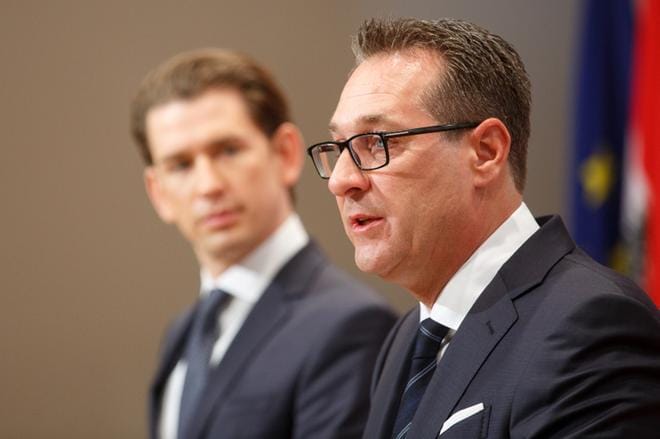 Itävallan liittokansleri Sebastian Kurz (vas.) pyytää uusia vaaleja. Varaliittokansleri Heinz-Christian Strache irtisanoutui aiemmin lauantaina korruptiotapauksen vuoksi. KUVA: FLORIAN WIESER / EPA