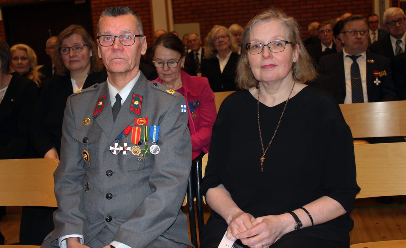 Juhlapuhuja Seppo Naapila on syntyisin Alavudelta. Häntä oli tullut tapaamaan ja kuuntelemaan moni tuttava ja ystävä, myös Tuurissa asuva äiti. Seppo Naapila osallistui juhlaan vaimonsa Kaisu Naapilan kanssa.