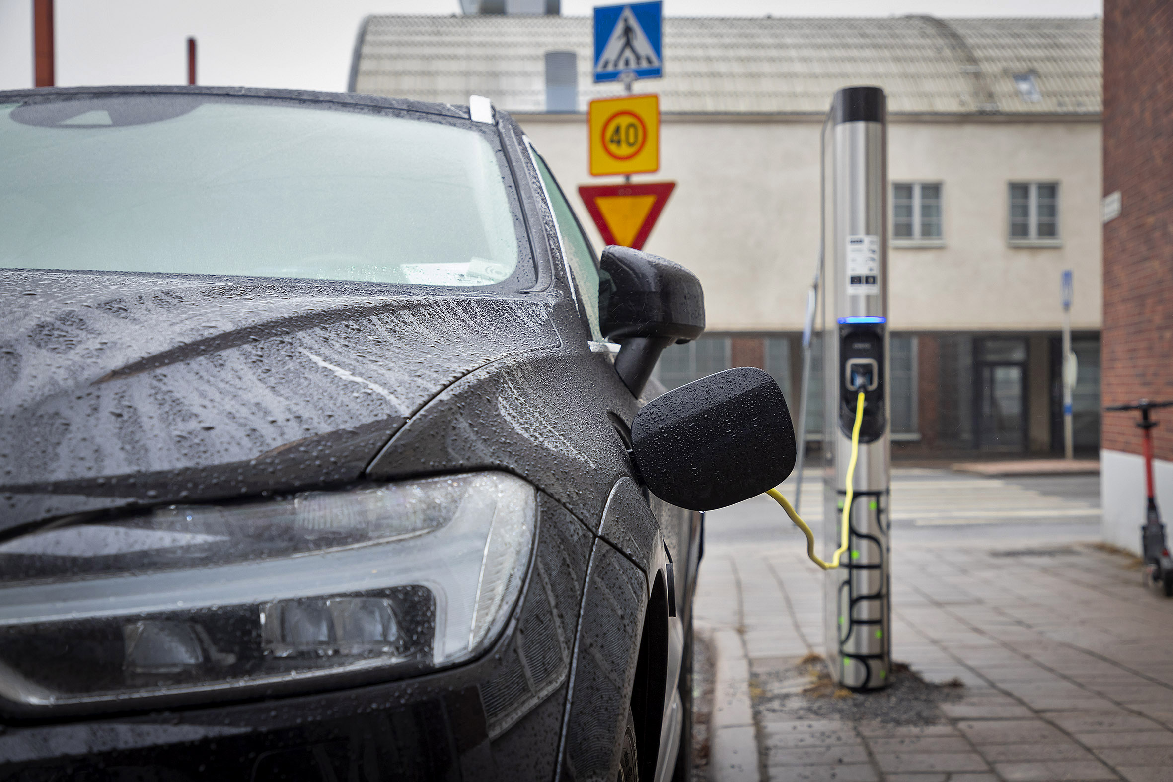 Bensa-autot katoavat maanteiltä dieseleitä nopeammin – Lännen Median kysely kertoo, miten puoluekanta vaikuttaa auton ostoon