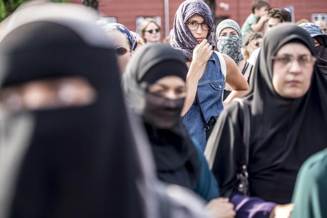 Kielto peittää kasvot julkisella paikalla tuli Tanskassa voimaan viime viikon keskiviikkona ja Kööpenhaminassa protestoitiin peittämällä kasvot kaduilla. Kuvan vasemmassa laidassa oleva silmät näkyviin jättävä vaate on niqab. KUVA: