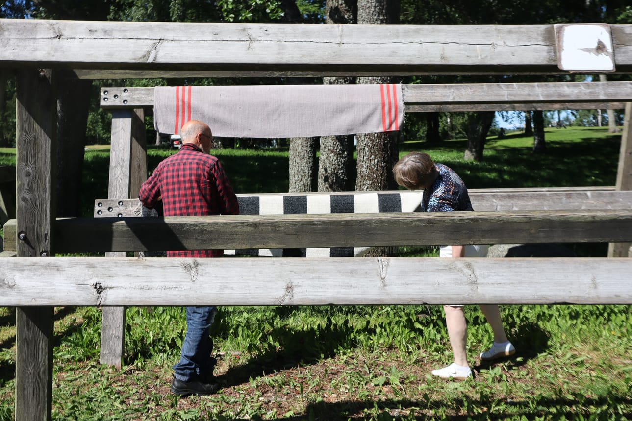 Hietasaaren pesupaikan suurilla kuivaustelineilläkin voi olla tilanpuutetta helteisinä kesäpäivinä.