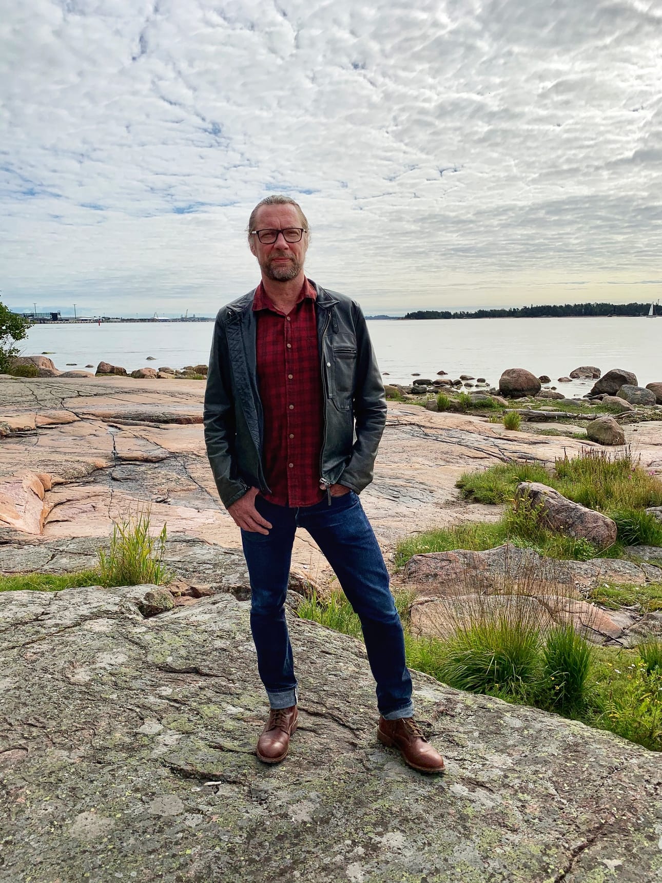 Antti Reinillä on monenlaista meneillään. Tänä syksynä häneltä ilmestyi esikoisromaani La Ciudad ja lisäksi hänellä on päärooli Tampereen Teatterin Agatha Christie -näytelmässä Eikä yksikään pelastanut. Hän juontaa myös dokumentaarista rikossarjaa Rikoksen anatomia.