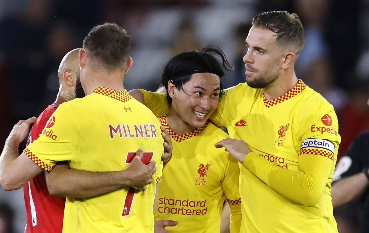 Liverpoolin kapteeni Jordan Henderson ja Takumi Minamino juhlivat tiistai-illan voittoa Southamptonista.