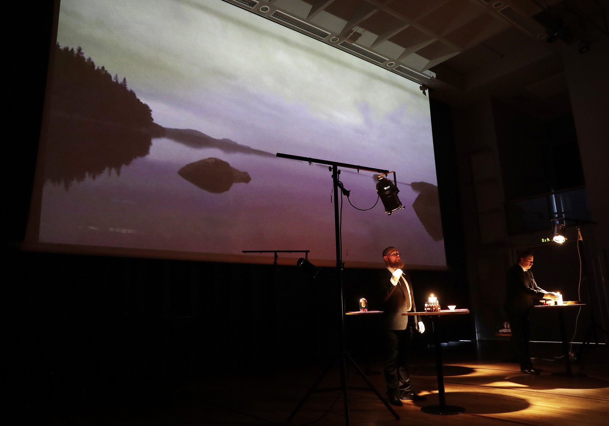 Koli tasting on teeseremonian kaltainen tapahtuma, jossa kokija pääsee maistamaan uutettua ja pullotettua kansallismaisemaa Pielisen läikehtivän järvimaiseman äärellä. Seremoniamestareina toimivat ympäristötaiteen maisterit Harri Piispanen (vas.) ja Aleksi Jaakkola.