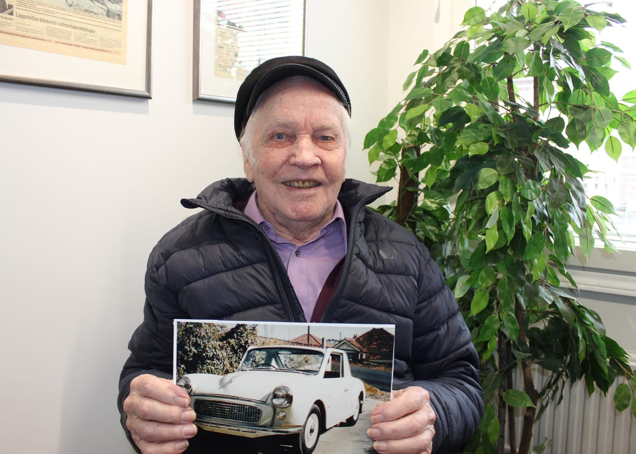Karl-Gustav Mangs esittelee kuvaa harvinaisesta Morris maynor 1 000:sta, jonka hän omisti Australiassa 1960-luvun alussa.