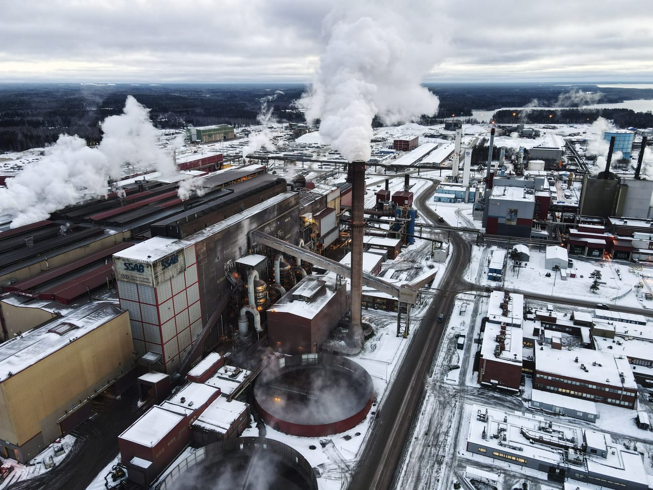 Yhä harvempi teollisuusyritys on lopettanut Suomessa toimintansa 2000-luvulla, kertoo Elinkeinoelämän tutkimuslaitos Etla. Kuvituskuvassa SSAB:n tehdas Raahessa. LEHTIKUVA / Timo Heikkala