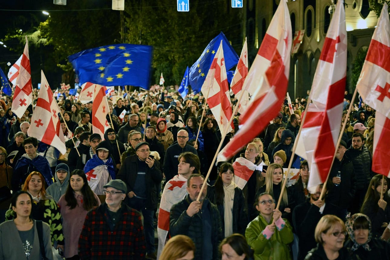 Viime kesästä lähtien Georgian EU-jäsenyysprosessi on ollut jäissä. Tilannetta on kiristänyt niin sanottu agenttilaki, joka maassa säädettiin toukokuussa. LEHTIKUVA / AFP