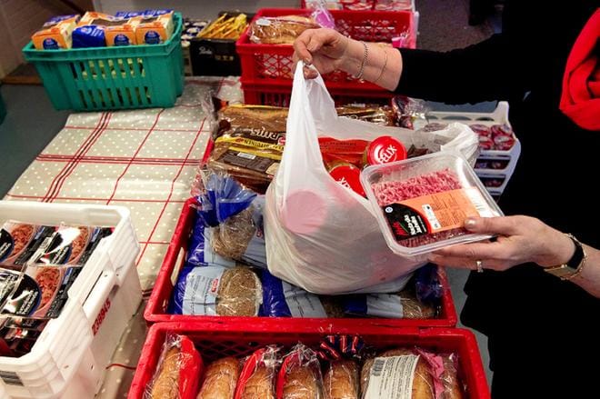 Seinäjoen seurakunnan Diakoniatyön järjestämästä Ruokapankista jaettiin perinteisesti joulun aikaan satoja ruokapusseja vähävaraisille. ARKISTOKUVA: JOUKO HÄNNINEN