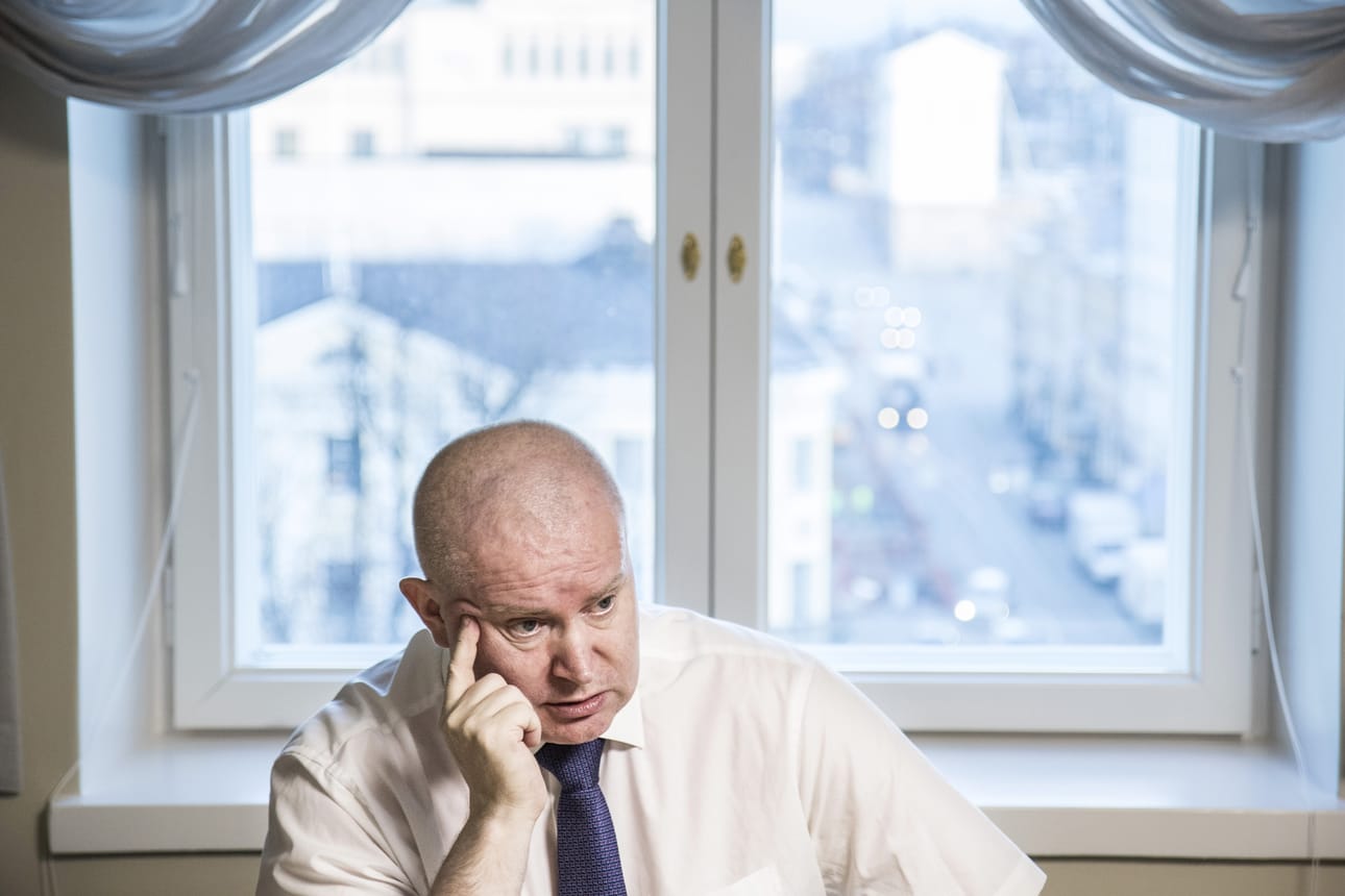 Oikeus- ja työministeri Jari Lindström haluaa, että lapsiavioliitot kielletään. Oikeusministeriö päättää alaikäisten avioliittoluvista.