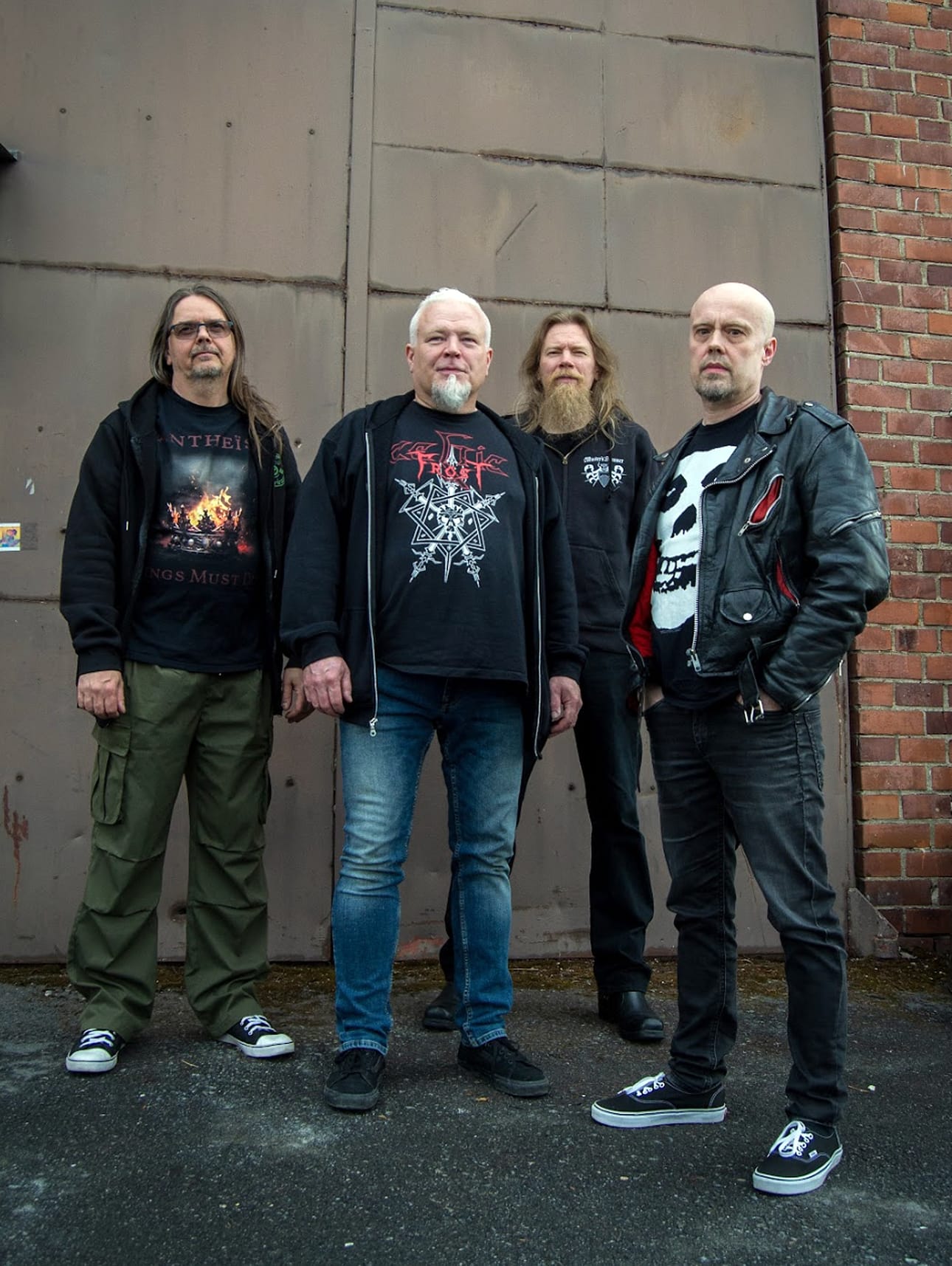 Jurvassa vuonna 1991 perustettu God Forsaken koostuu vasemmalta lukien kitaristi Hannu Kujasesta, rumpali Juha Pohdosta, basisti Jani Koskelasta ja laulaja Mika Hankaniemestä.