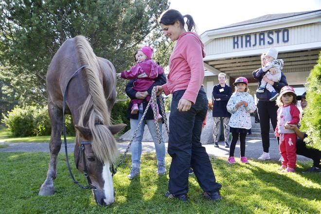Arokari sai nauttia ihailevista katseista, kun se vieraili omistajansa Riikka Niemistön kanssa keskiviikkona Jurvan kirjaston pihassa. KUVA: JAANA ALA-LAHTI