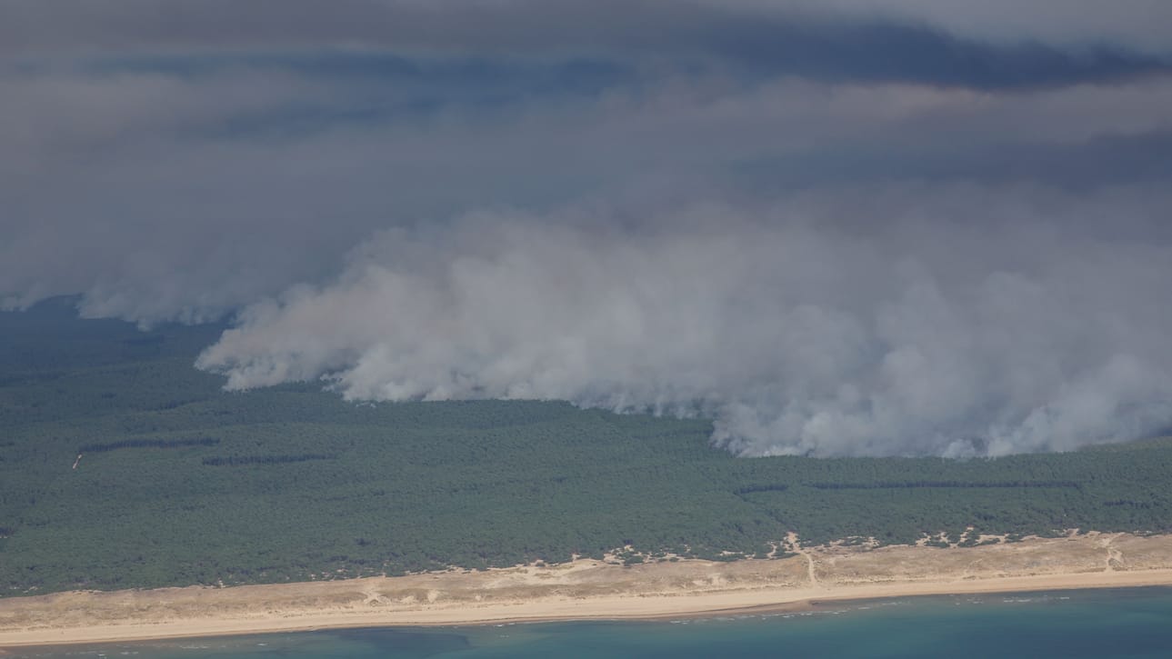 Ilmakuva otettu perjantaina Lounais-Ranskassa syttyneestä metsäpalosta.