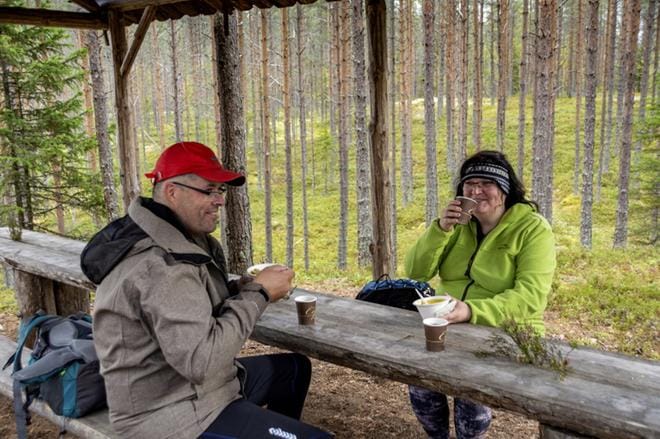 Soinilaiset Jarno ja Kirsi Mustonen lähtivät aamulla Arpaisilta pisimmälle reitillä. Loppusuoran häämöttäessä Kaihiharjulla maistui hernekeittolounas. KUVA: AARRE LÖYTÖMÄKI