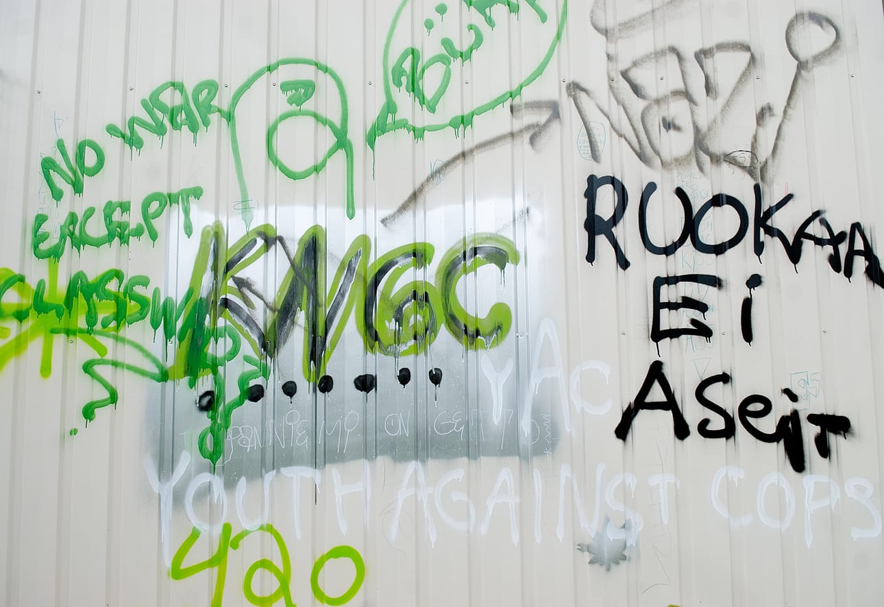Töhertäminen ei ole graffititaidetta, vaan ilkivaltaa, jota näkee valitettavan paljon julkisissa rakennuksissa.