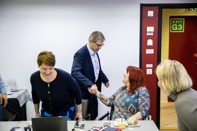 Kuntatyönantajat ja kunta-alan pääsopijajärjestöt aloittivat neuvottelut uusista virka- ja työehtosopimuksista tammikuussa. Kuntatyönantajien Markku Jalonen kätteli tuolloin Tehyn puheenjohtajaa Millariikka Rytköstä. Tehyn Else-Mai Kirvesniemi vasemmalla. KUVA: Joel Maisalmi/ Arkisto