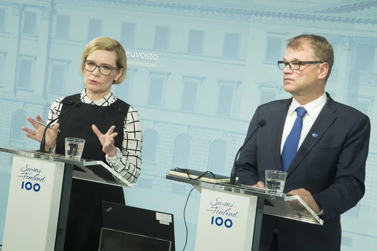 Juha Sipilä ja Paula Risikko pitivät infoa Turun tapahtumien jälkeen lauantaina.