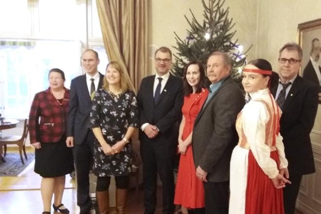 Soinilaissyntyinen metsätalousinsinööri Matti Mäkiaho vei joulukuusen pääministeri Juha Sipilän virka- asuntoon Kesärantaan. Kuvassa vas. edustustilaemäntä Pia Heino, Suomen Metsäkeskuksen johtaja Ari Eini, Asikkalan kunnanjohtaja Rinna Ikola- Norrbacka, pääministdri Juha Sipilä, Asikkalan kunnanvaltuuston puheenjohtaja Hilkka Kemppi, metsätalousinsinööri Matti Mäkiaho, anianneito Pinja Yrjölä ja Lions Club Asikkalan presidentti Matti Halme. KUVA: VALTIONEUVOSTO