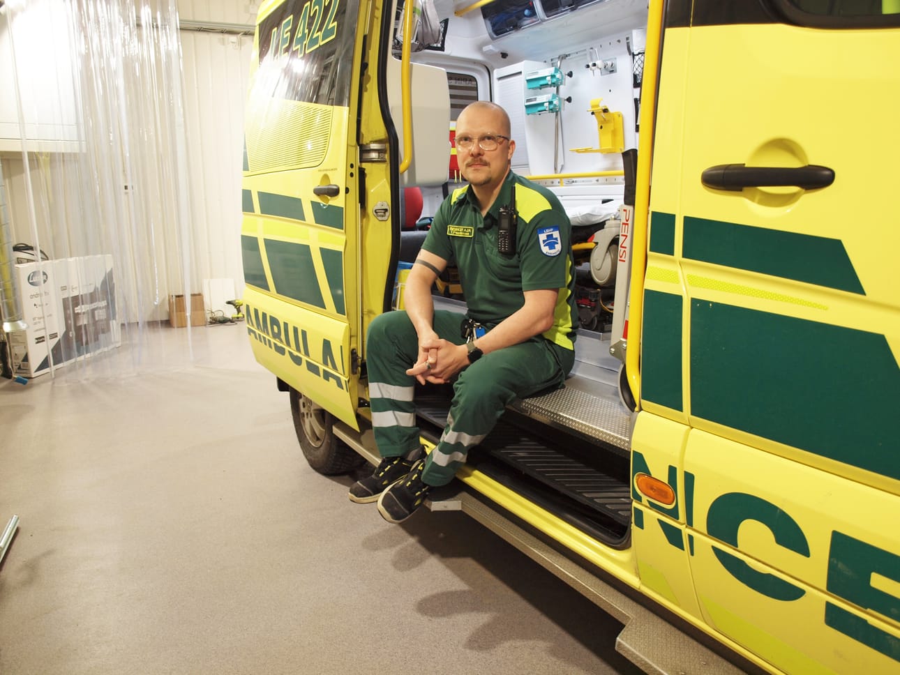 Vastaava ensihoitaja Tomi Paasimaan mukaan 24-tuntisessa vuorossa on aina kaksi työntekijää ja päivystysalue on Savukoski ja Pelkosenniemi.