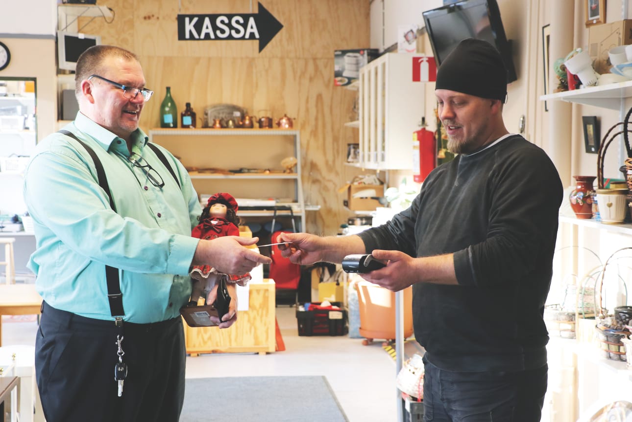Kempeleen kierrätyskeskuksessa on myytävänä hyväkuntoista, kunnan omista yksiköistä poistettua ja kuntalaisten tuomaa tavaraa. –¿Osa tavaroista on myynnissä myös tori.fi:ssä. Voimme tarvittaessa myös hakea isommat tavarat kotoa, kertoo kierrätyskeskuksessa oppisopimuskoulutuksessa oleva Mika Glad (oikealla). Ostoksia tekemässä työllisyyspäällikkö Jussi Jalonen.