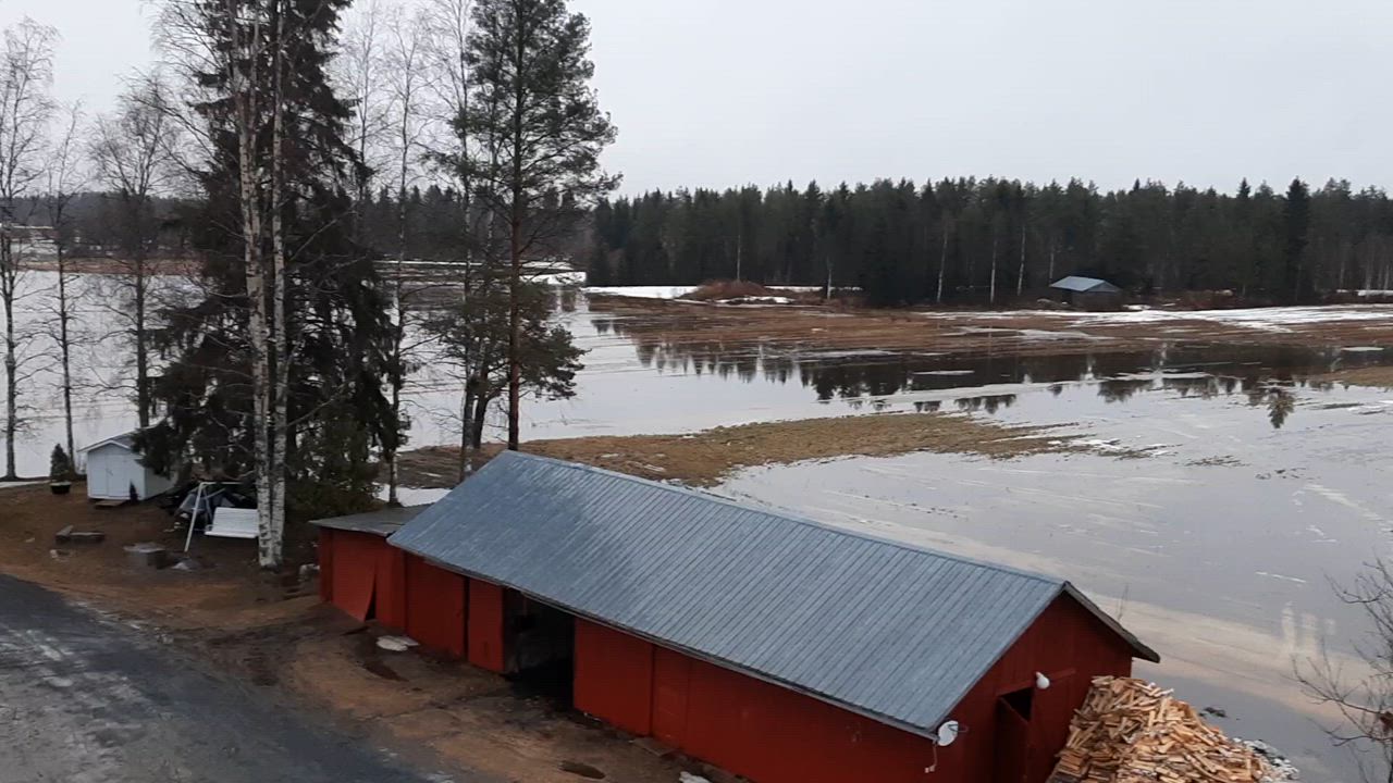 Meidän talon katolta nyt – Petäjäskoskella asuva Esa Saari kuvasi järveksi muuttuvia peltoja